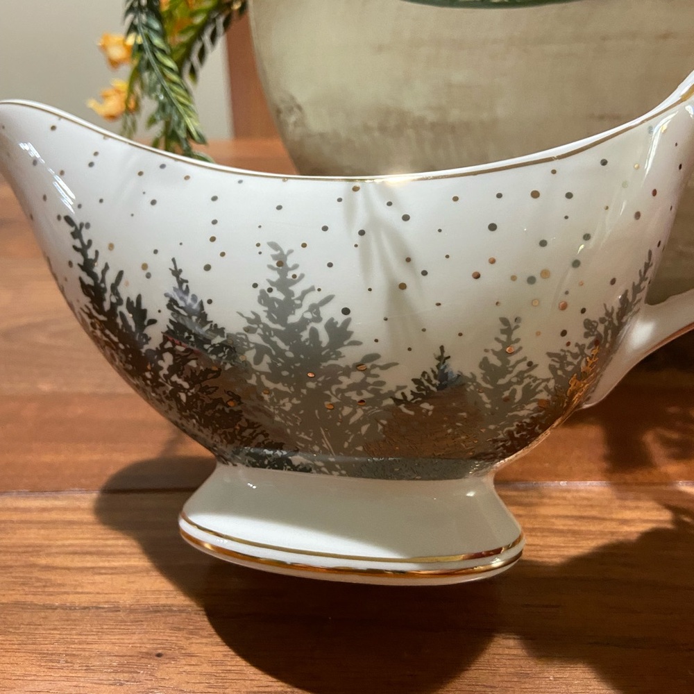 Grace Teaware Christmas Tree
Forest Silver Gold Trim Footed
Gravy Boat - Picture 2 of 6
